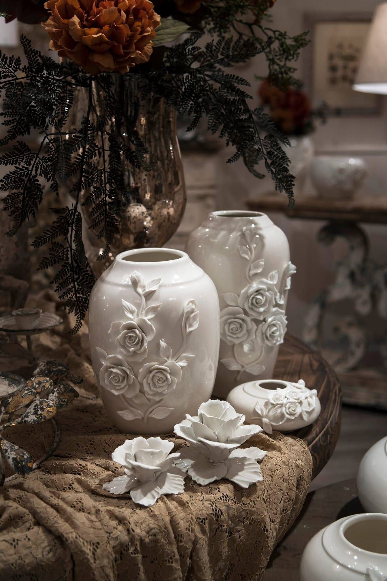 Vaso in ceramica bianco con rose