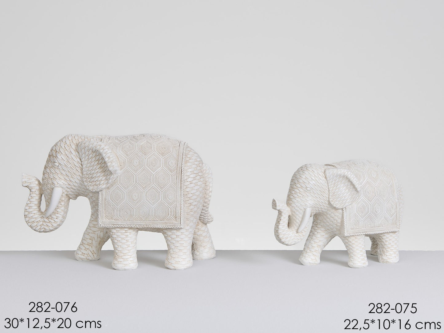 Elefante in rersina bianco