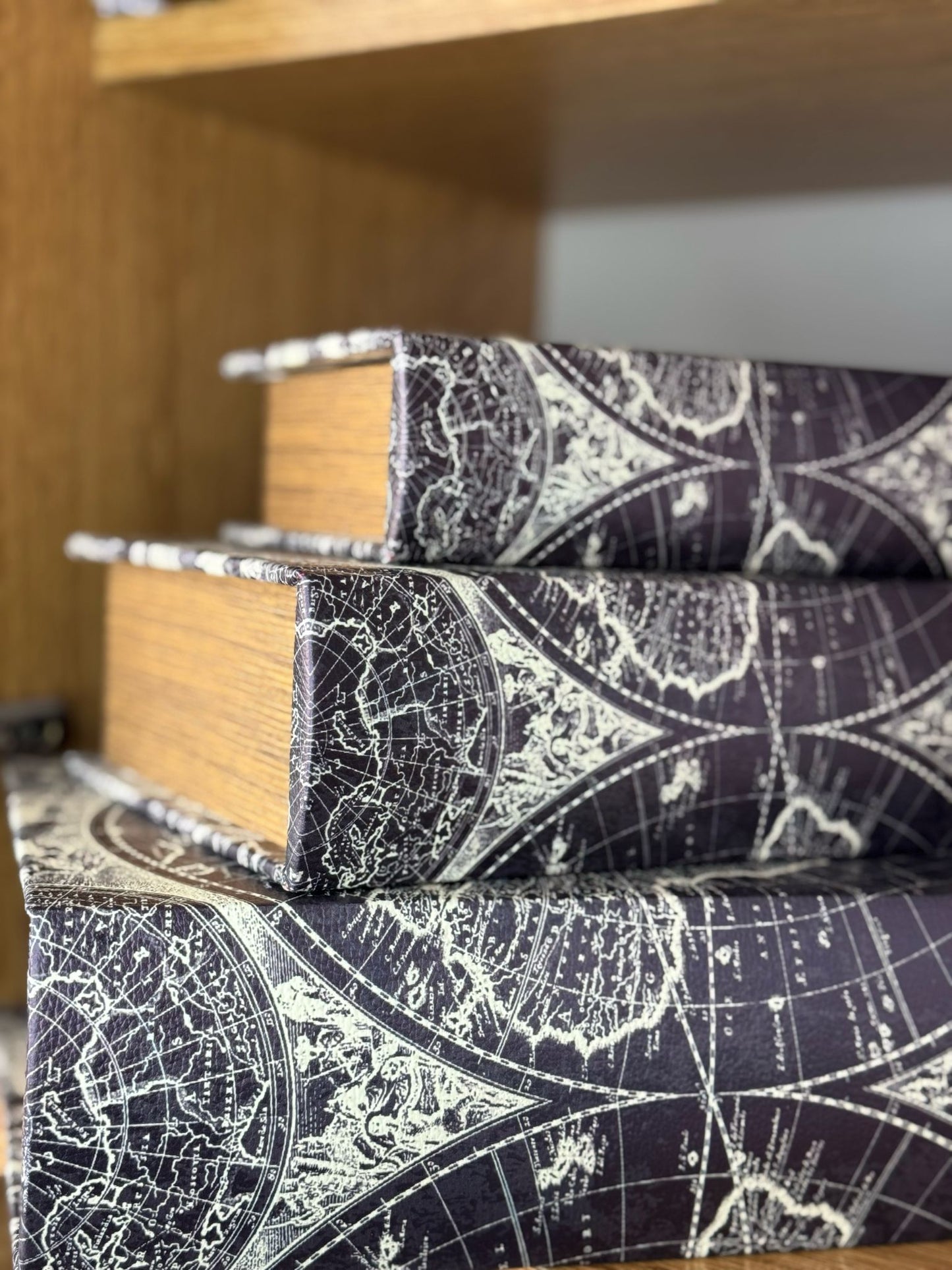 Scatola libro-contenitore bronzo e bianco