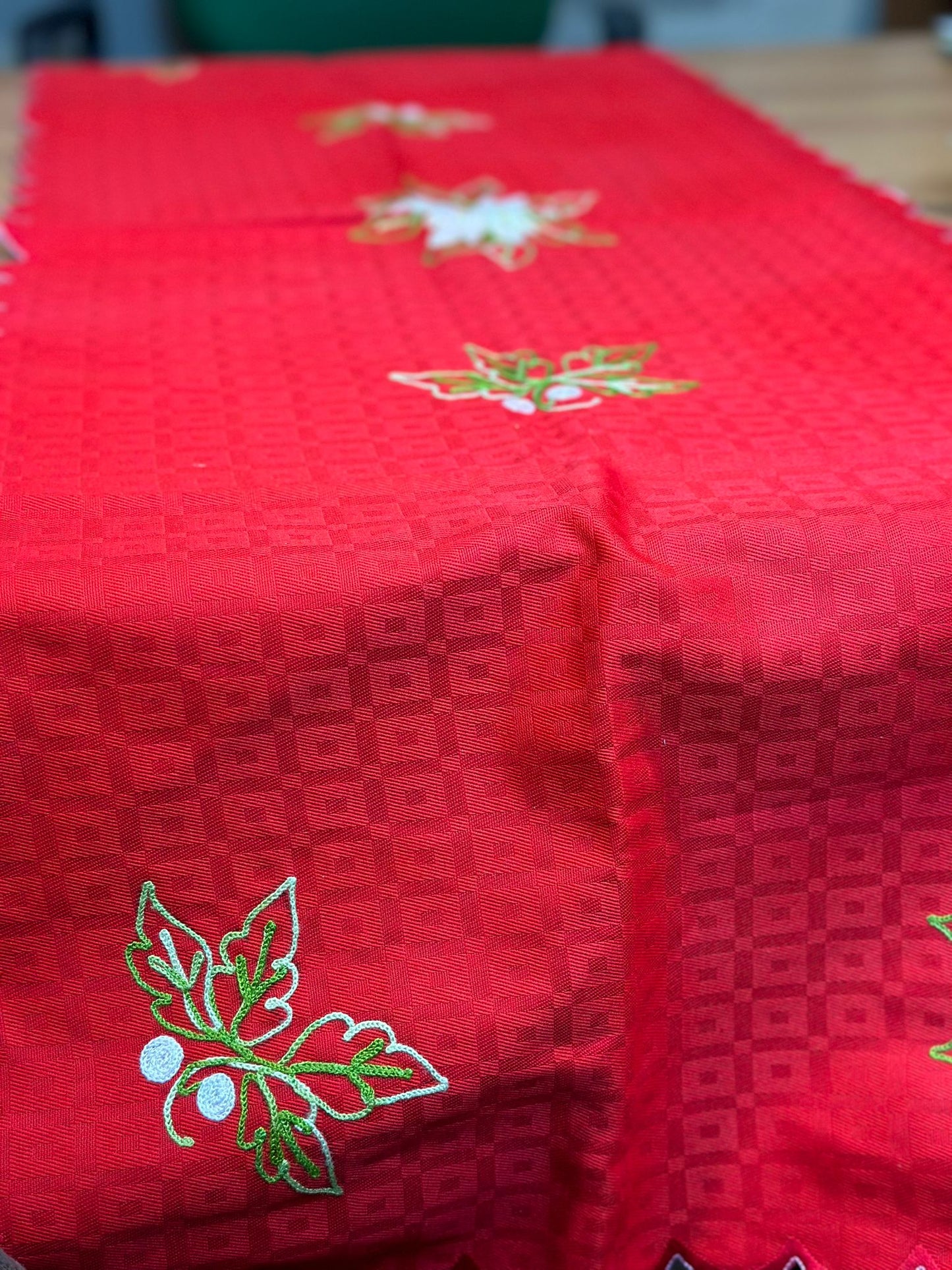 Guida per tavolo natalizia rossa