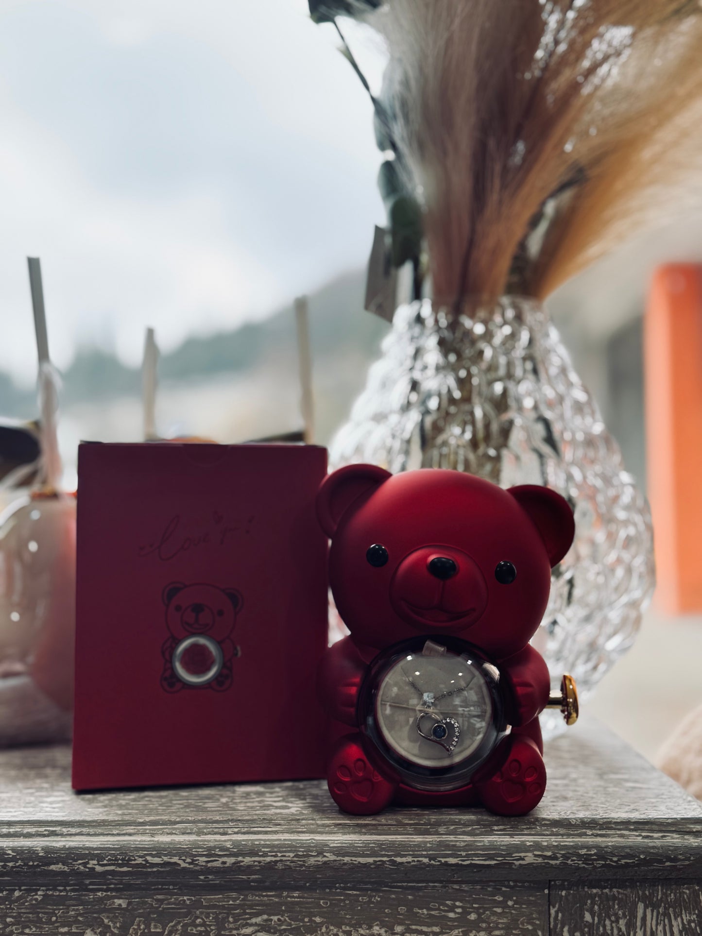 Orsetto rosso con rosa e collana