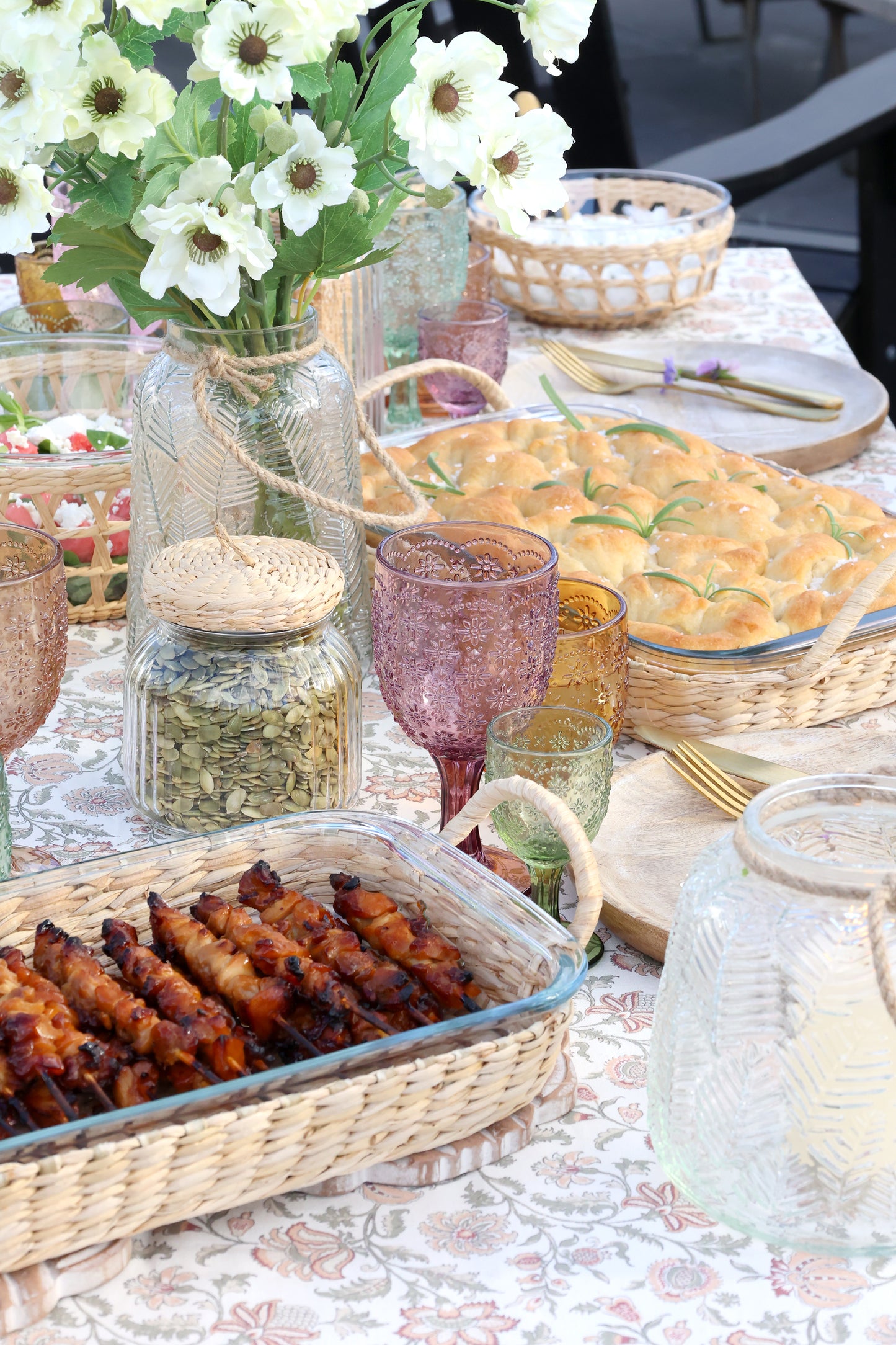 Vassoio con cestino di vimini