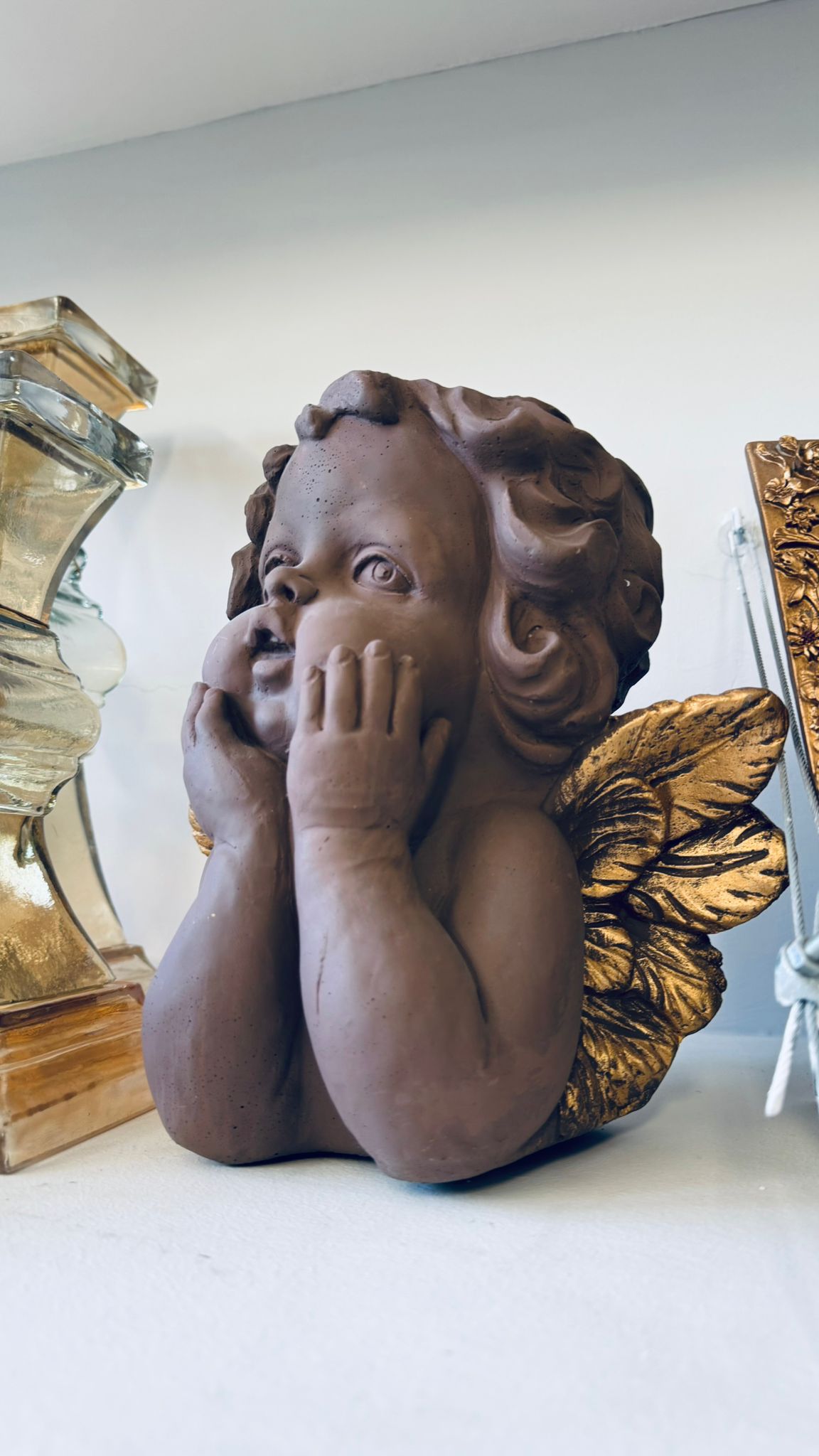 Angioletto in ceramica marrone con ali dorate