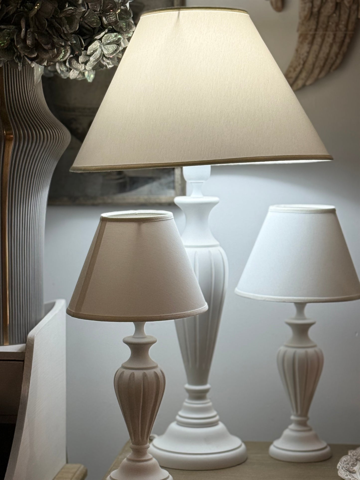 Tris lampade bianche in legno