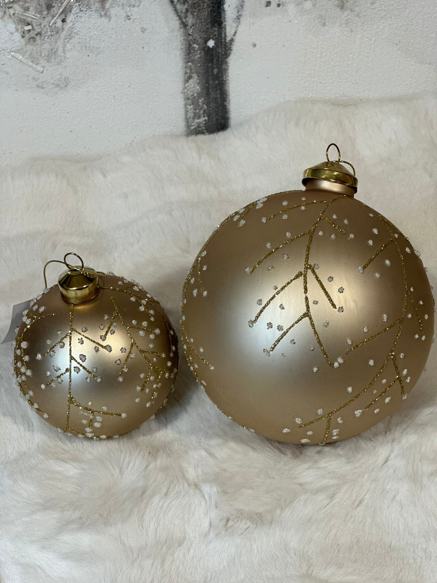 Palla di natale oro con decorazione a ramo