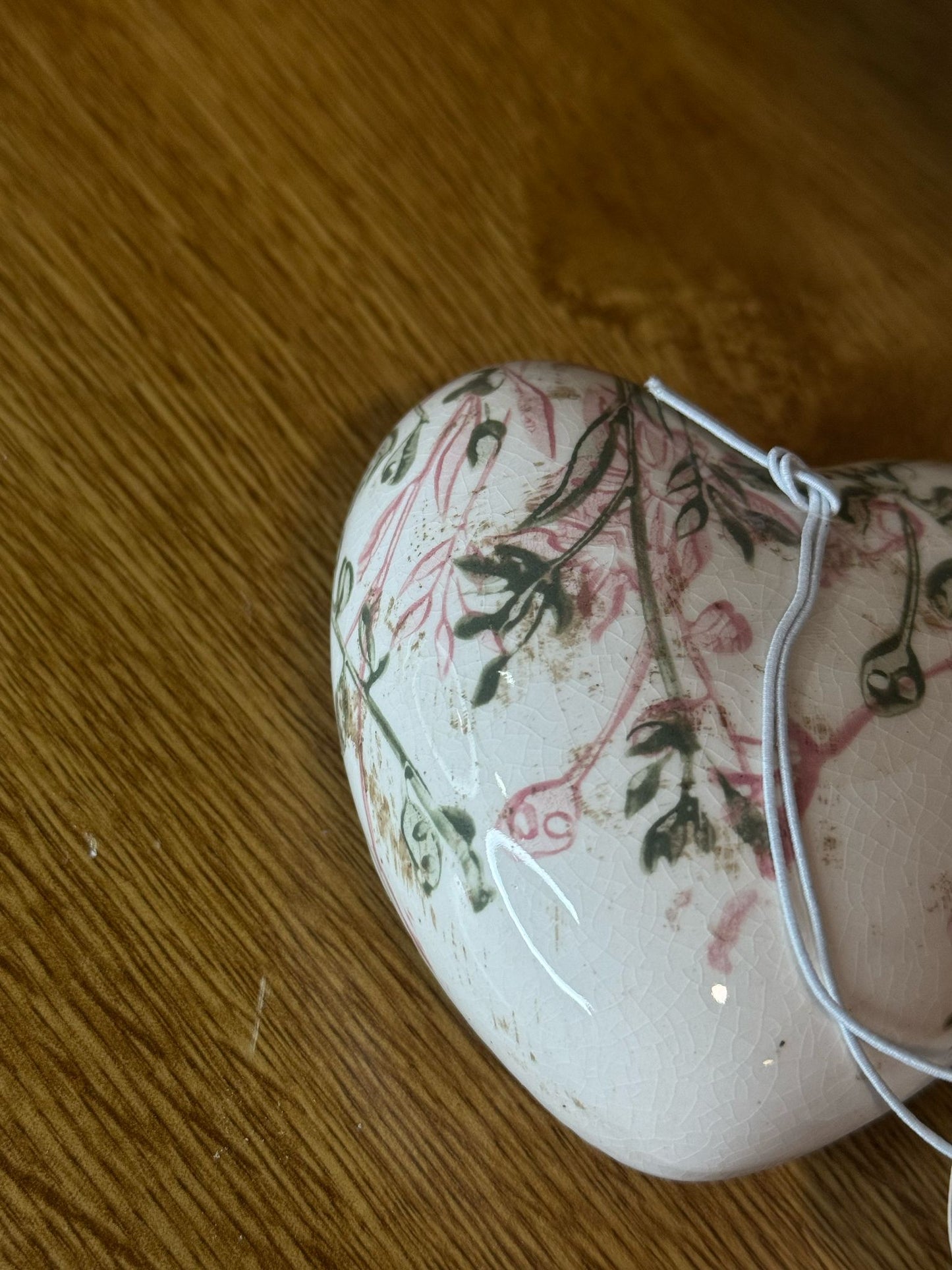 Cuore bianco decorato con fiori in ceramica