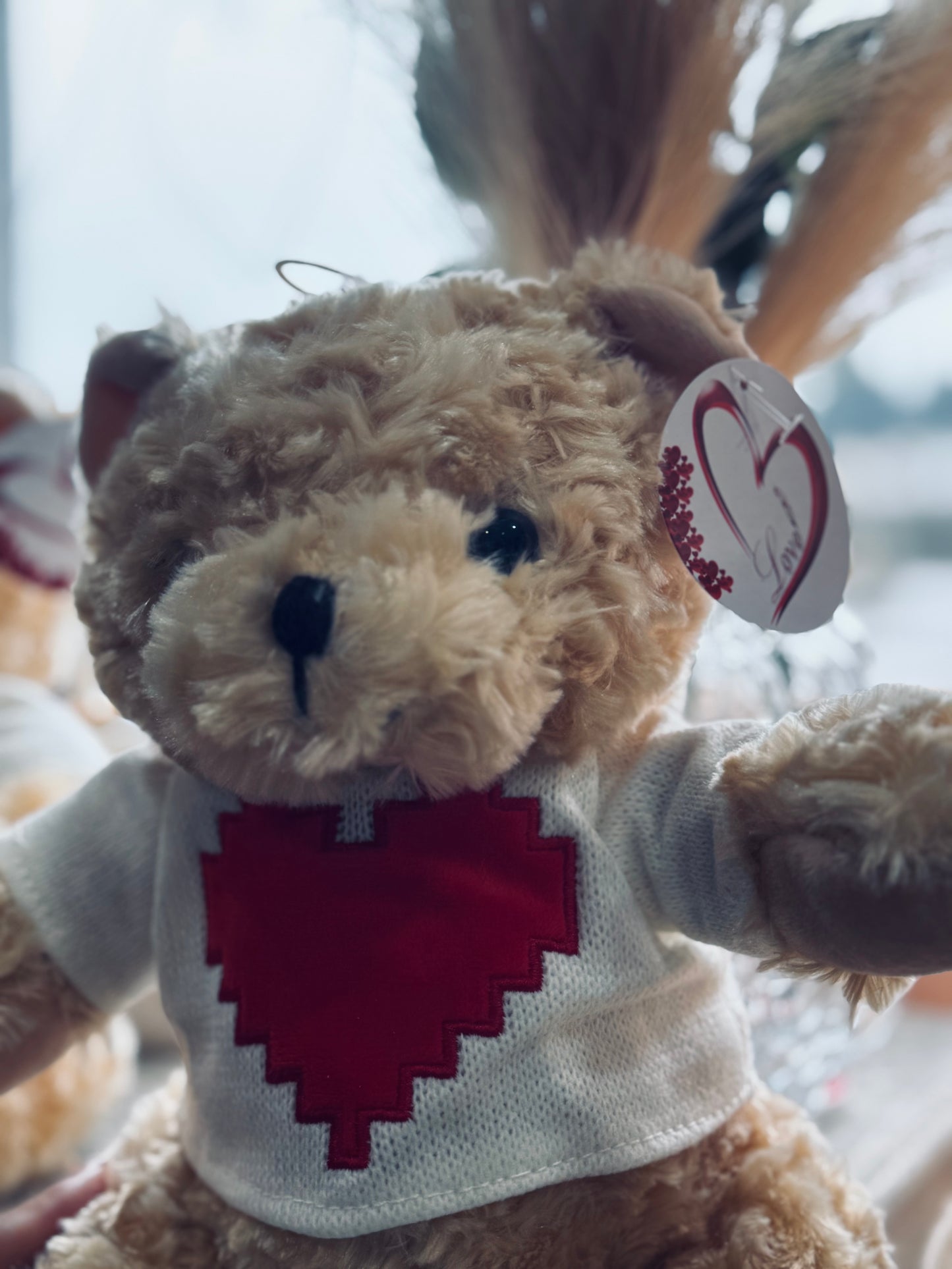 Peluche beige con maglioncino bianco e cuore 25cm