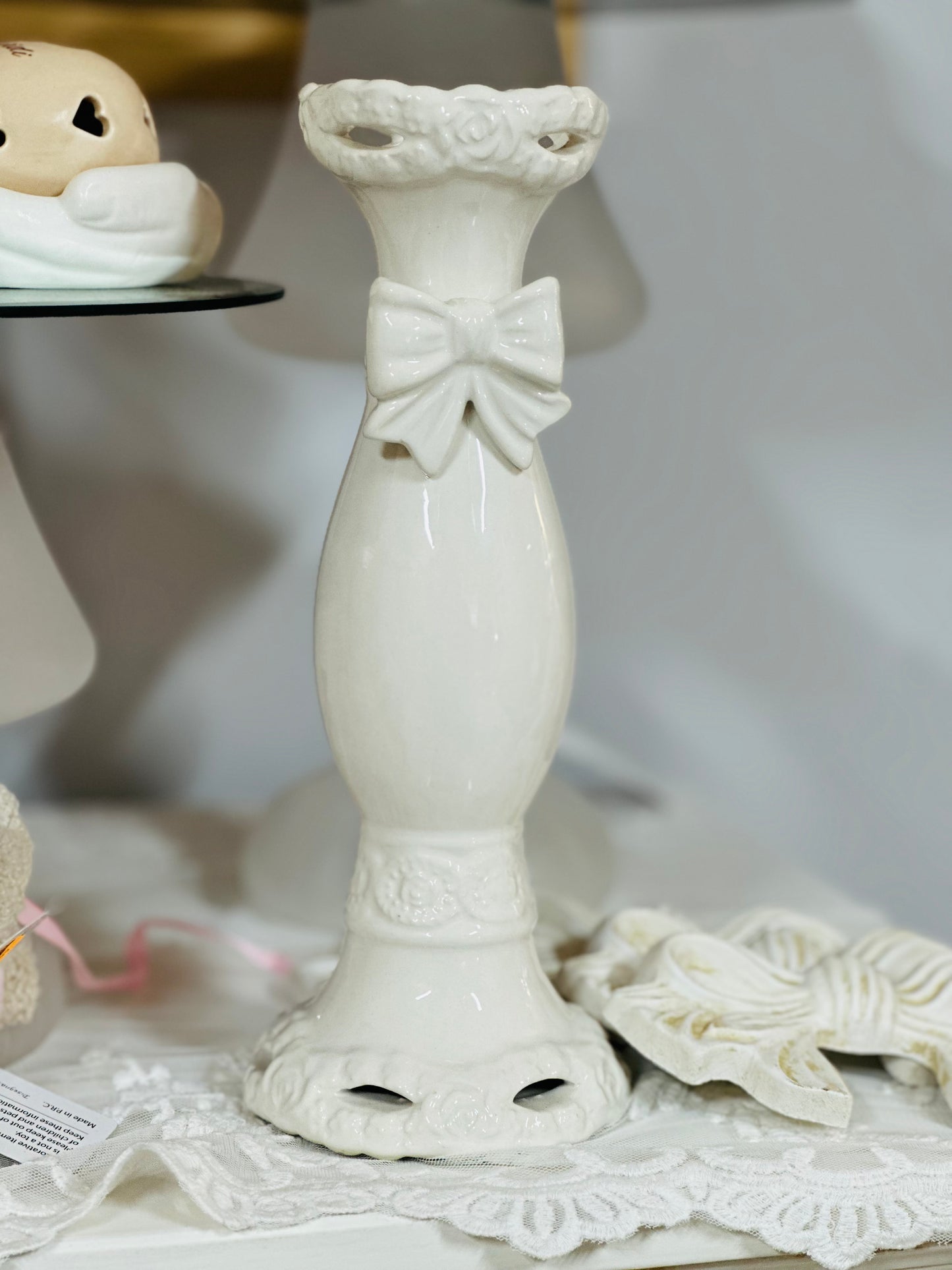 Candelabro bianco con fiocco in ceramica| L'Arte di Nacchi