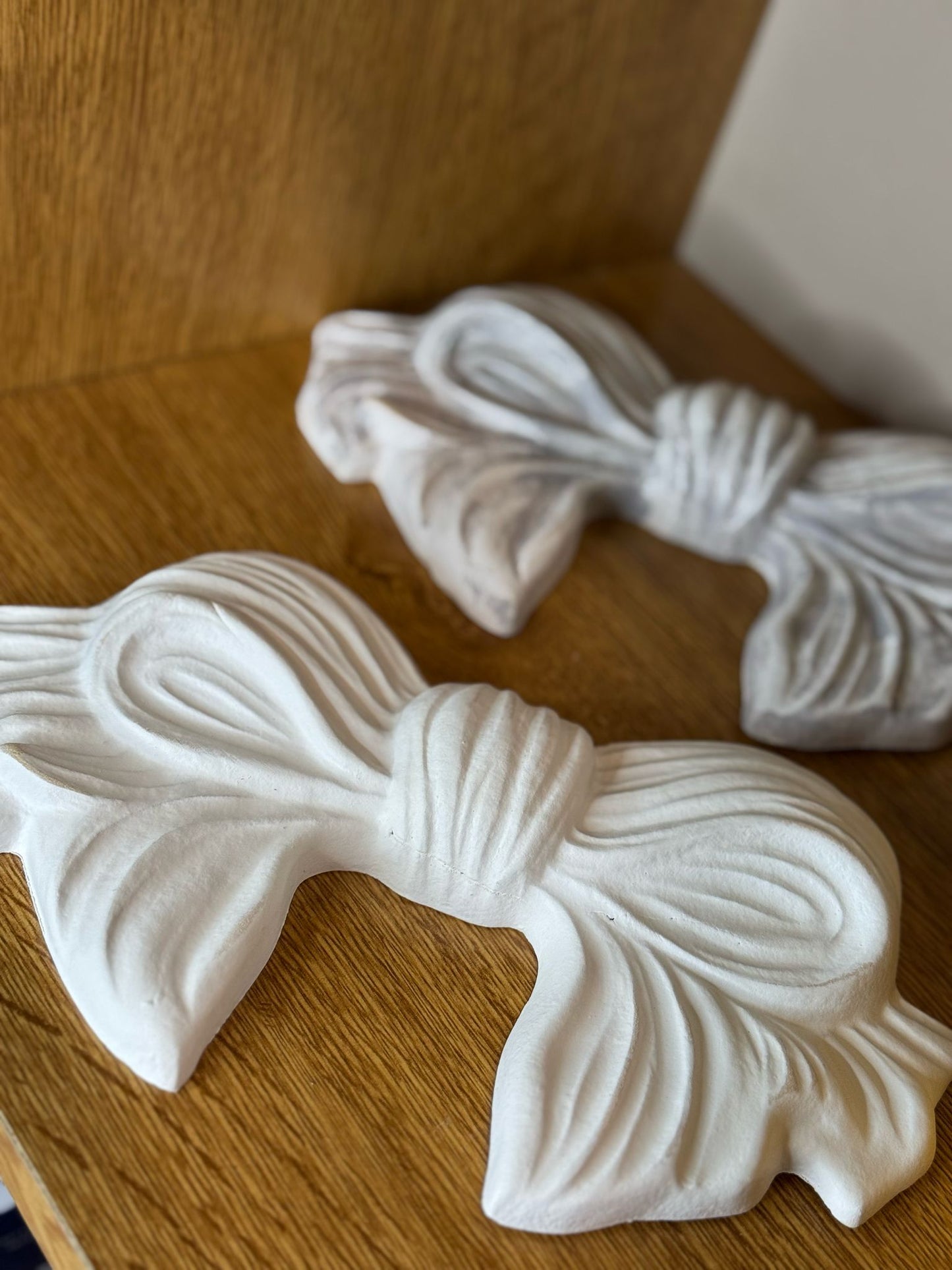 Fiocco in legno bianco