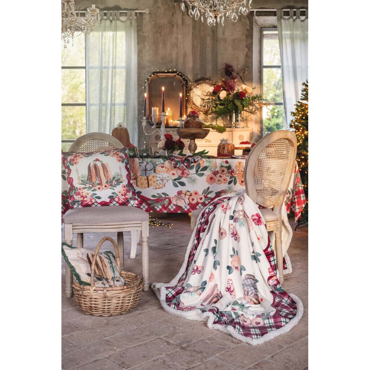 Cuscino beige stampato con ricami verdi