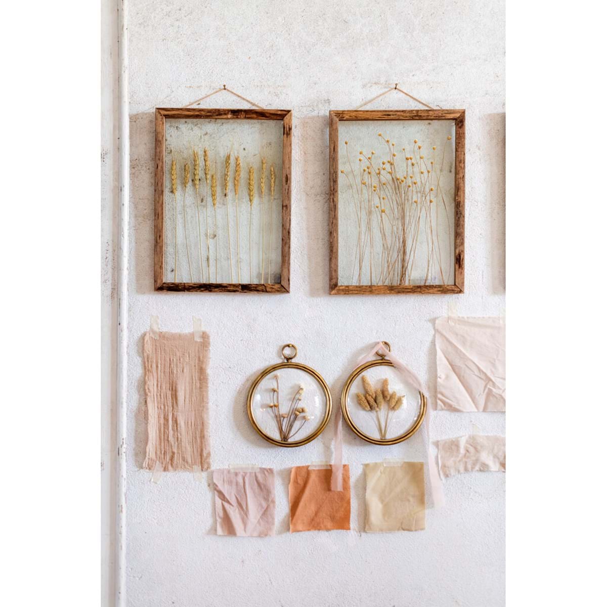 Decori da parete in legno e vetro con fiori secchi