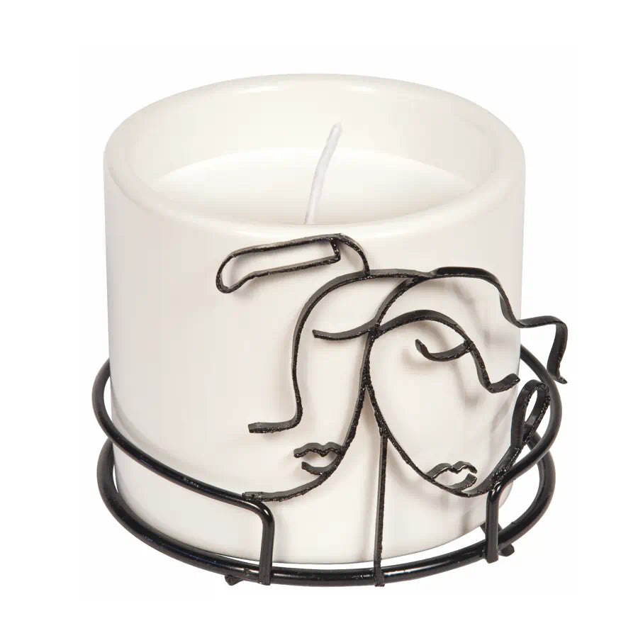 Candela con volti tracciati con un filo nero
