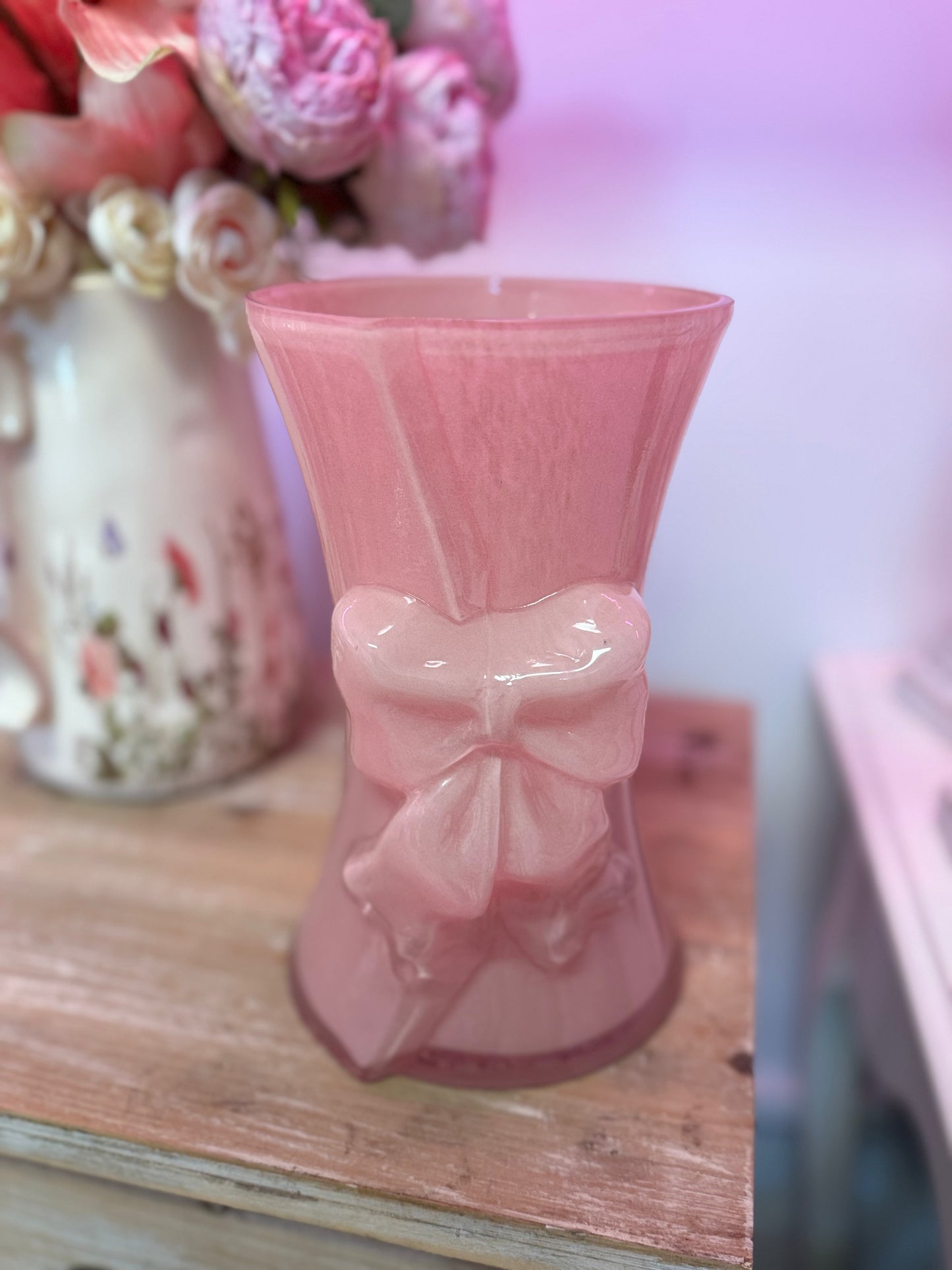 Vaso in vetro rosa con fiocco