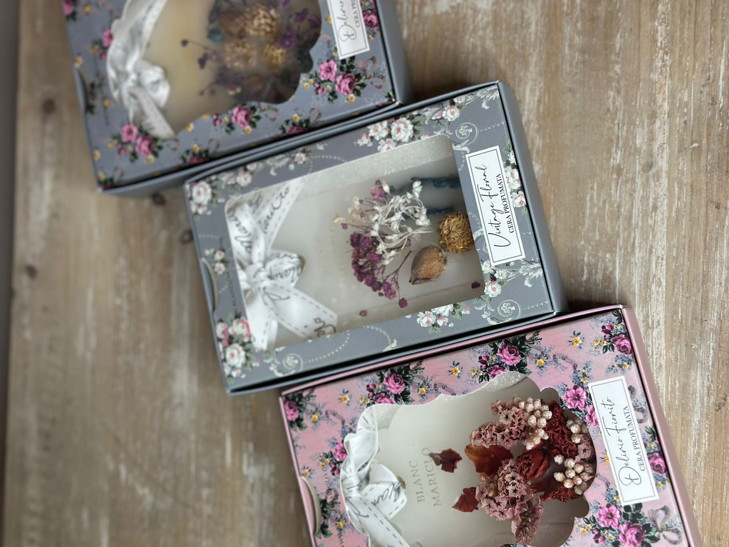 Cera profumata con fantasia floreale rosa