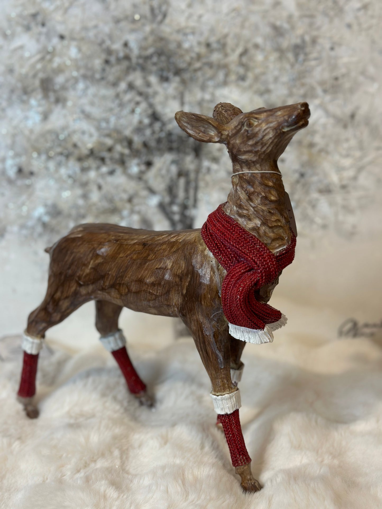 Renna natalizia in ceramica con sciarpa rossa