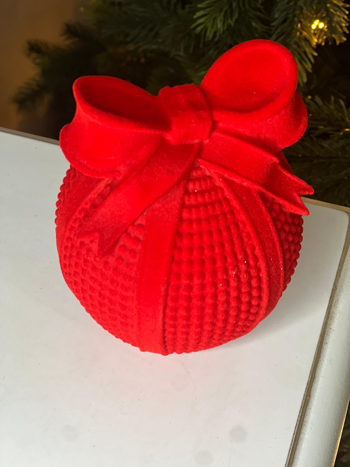 Sfera natalizia da appoggio rossa in tessuto