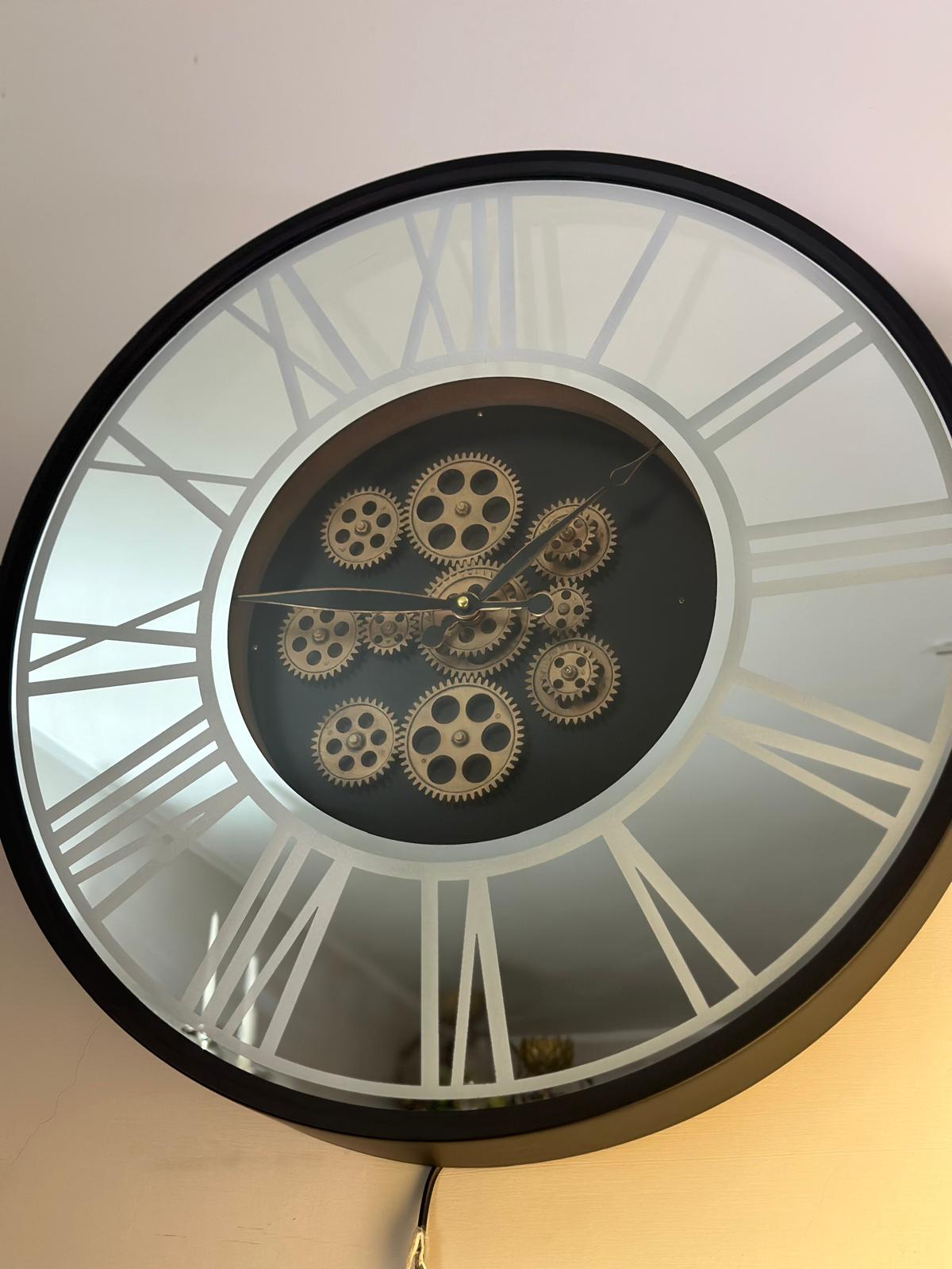 Orologio con numeri romani dorati retroilluminato