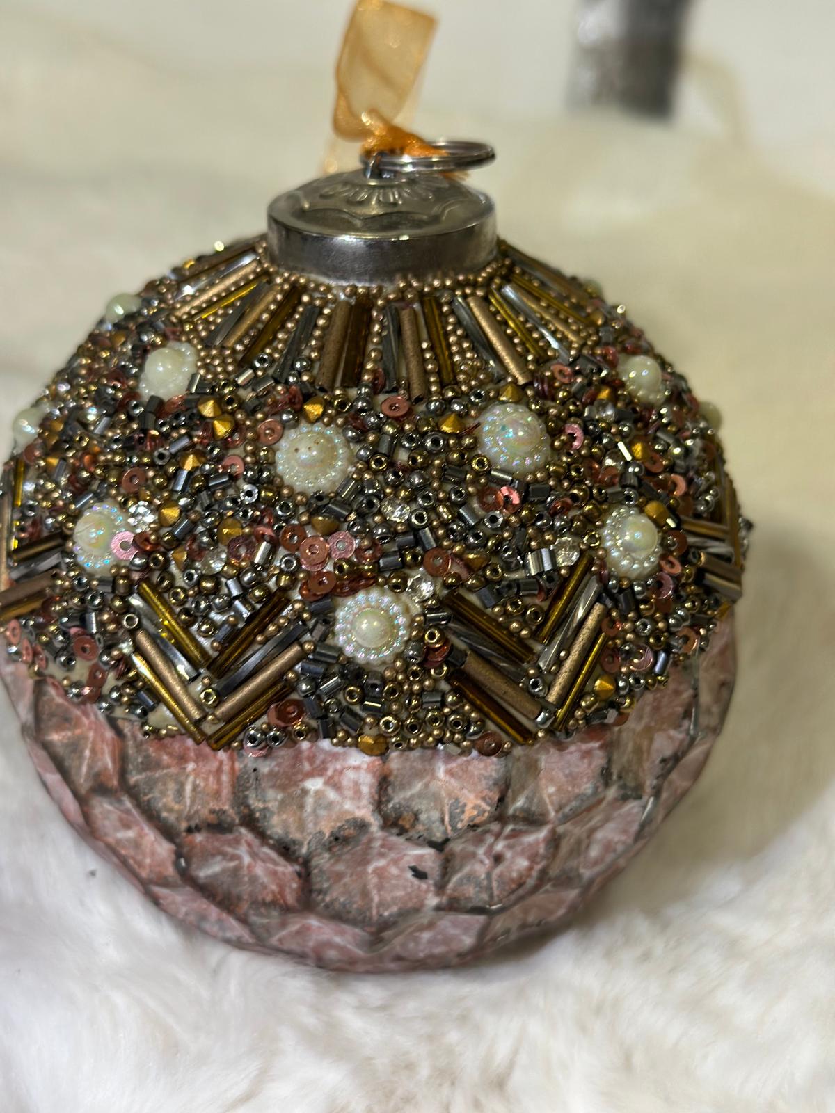 Decoro sfera natalizia ruggine con perline