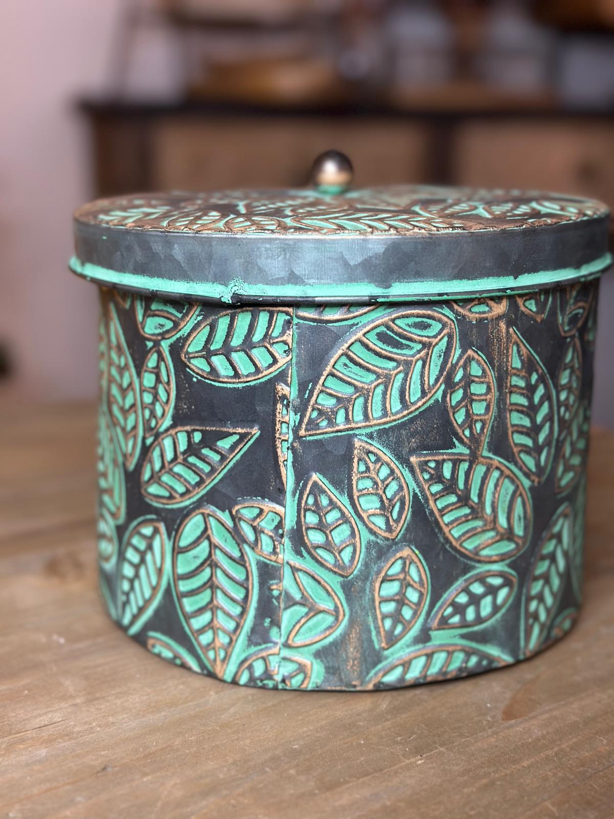 Scatola in latta con foglie verde e oro