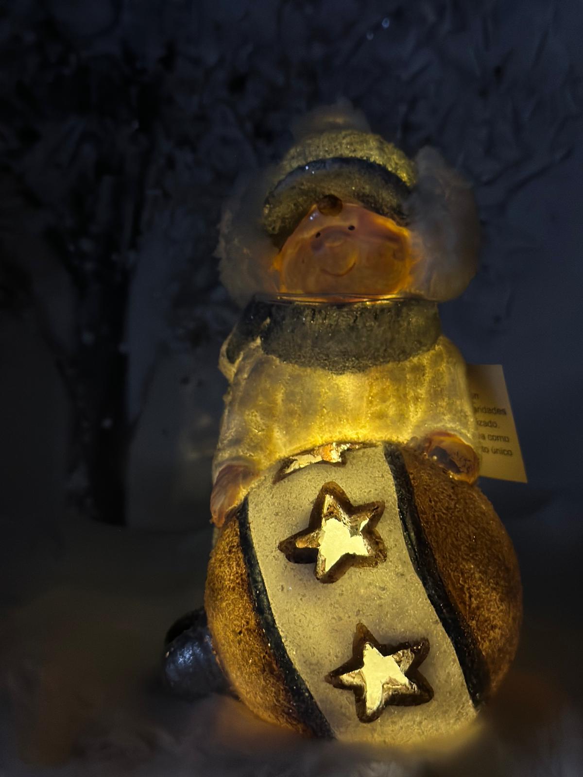 Bambina con sfera led di Natale