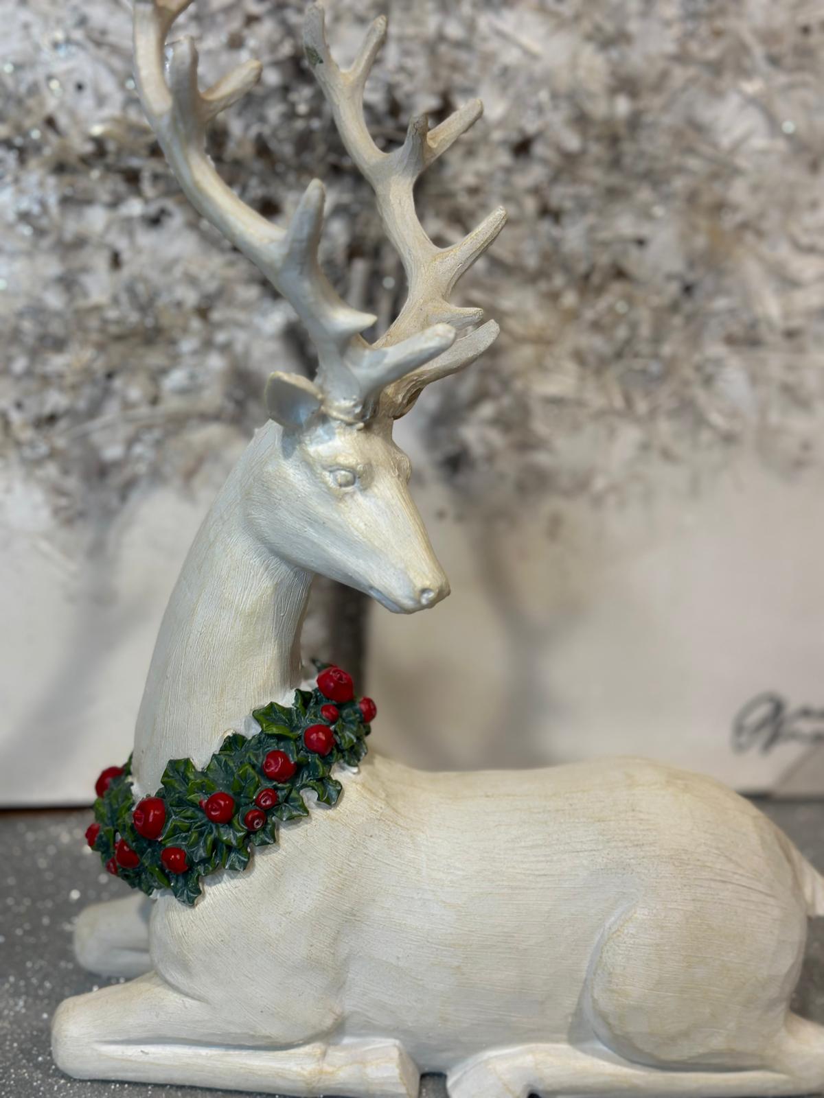 Renna bianca con ghirlanda