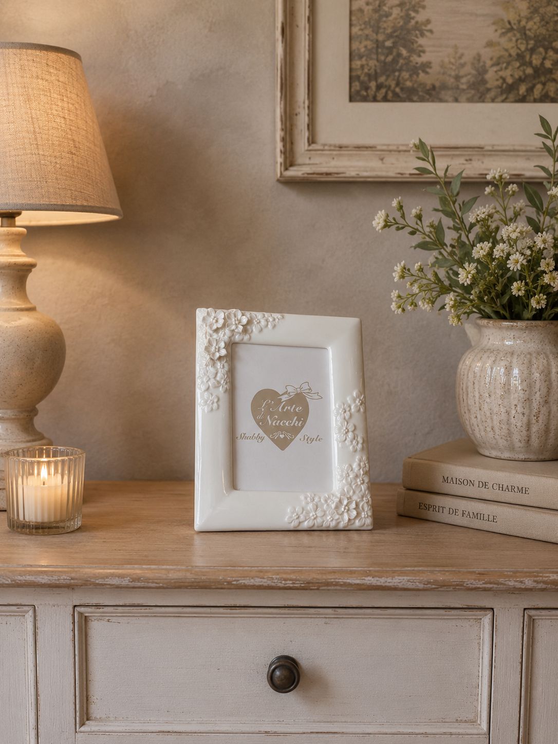 Cornice Portafoto bianca lucida con fiori in ceramica h25xl20| L'Arte di Nacchi