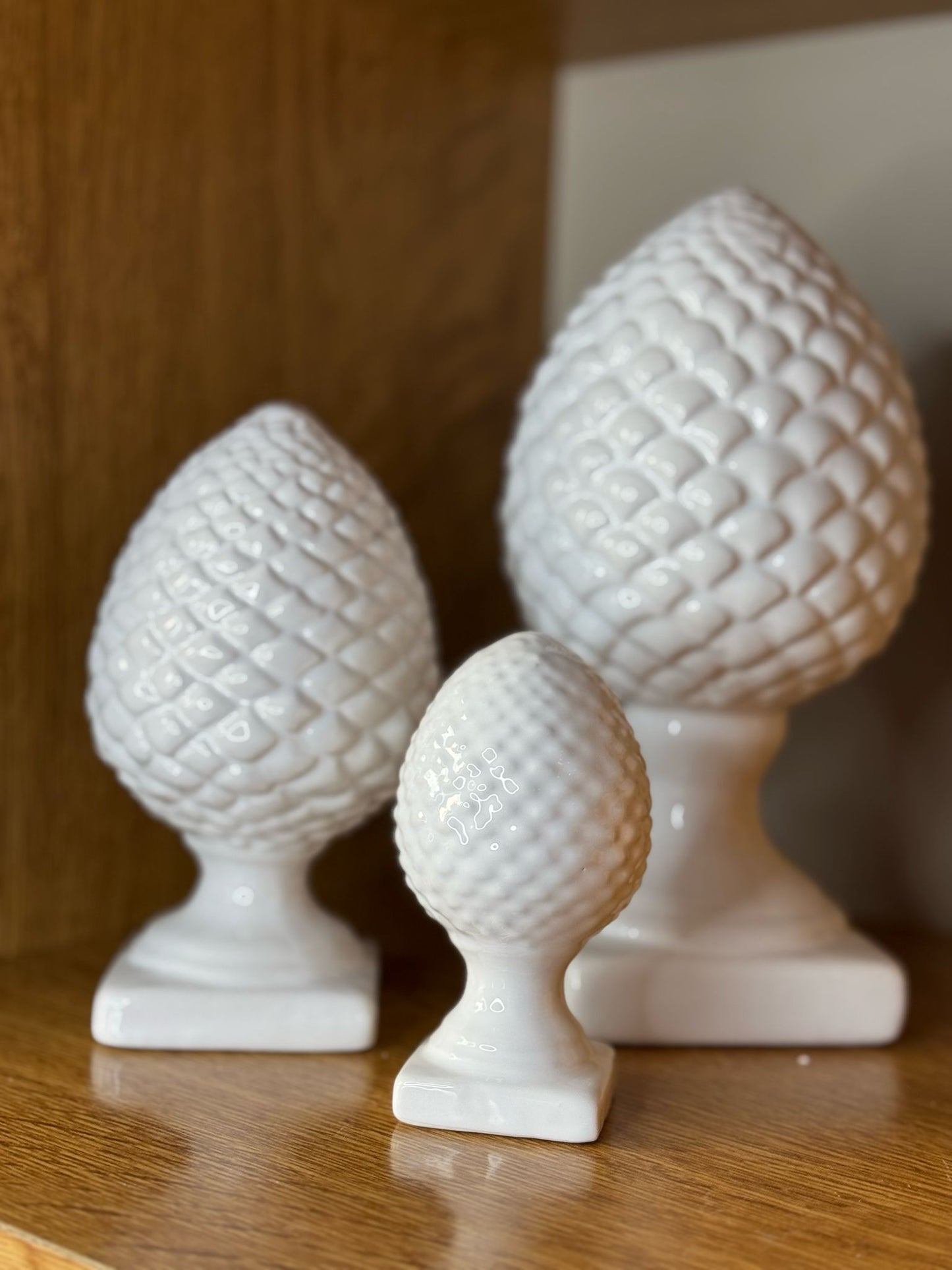 Pigna portafortuna in ceramica bianca