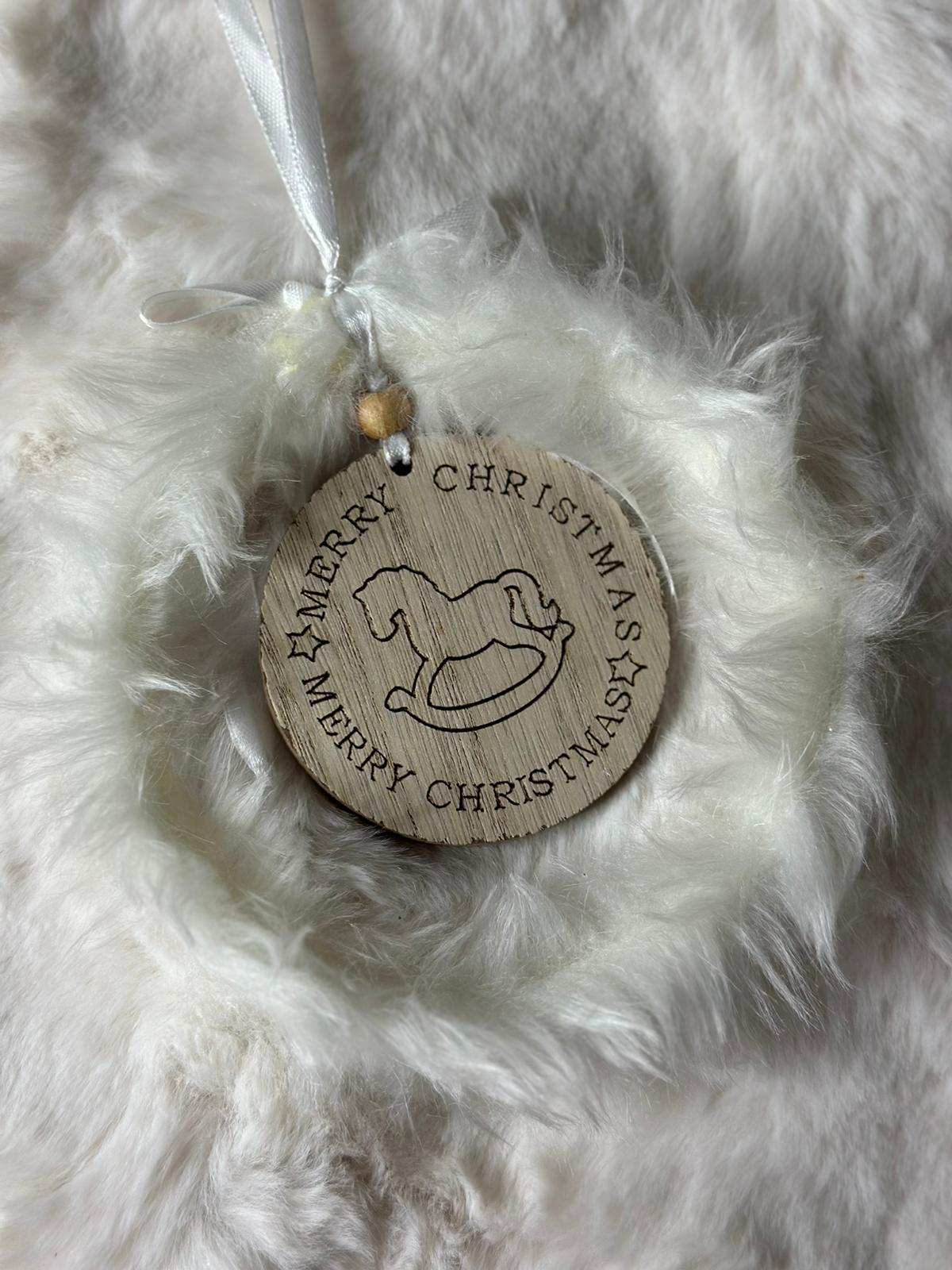 Decoro sfera natalizia con piume