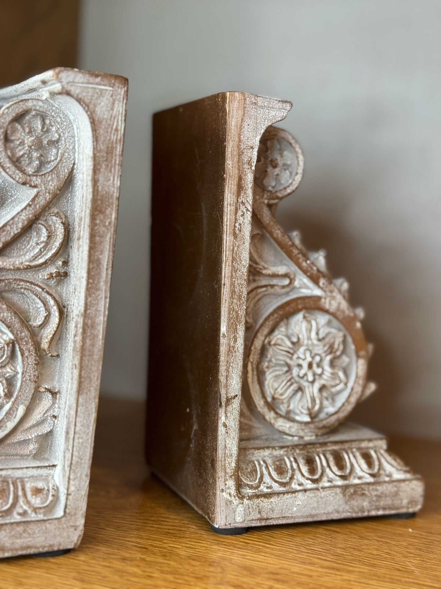 Coppia ferma libro beige in resina