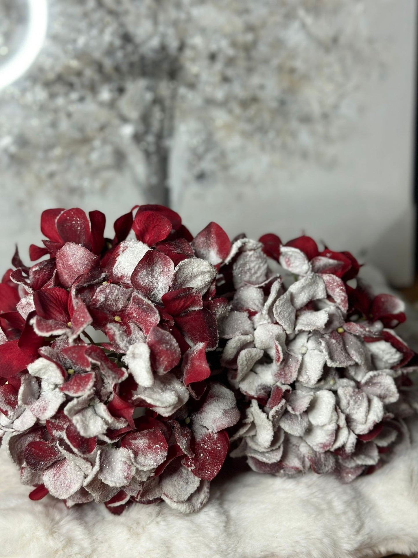 Fiore artificiale rosso e bianco