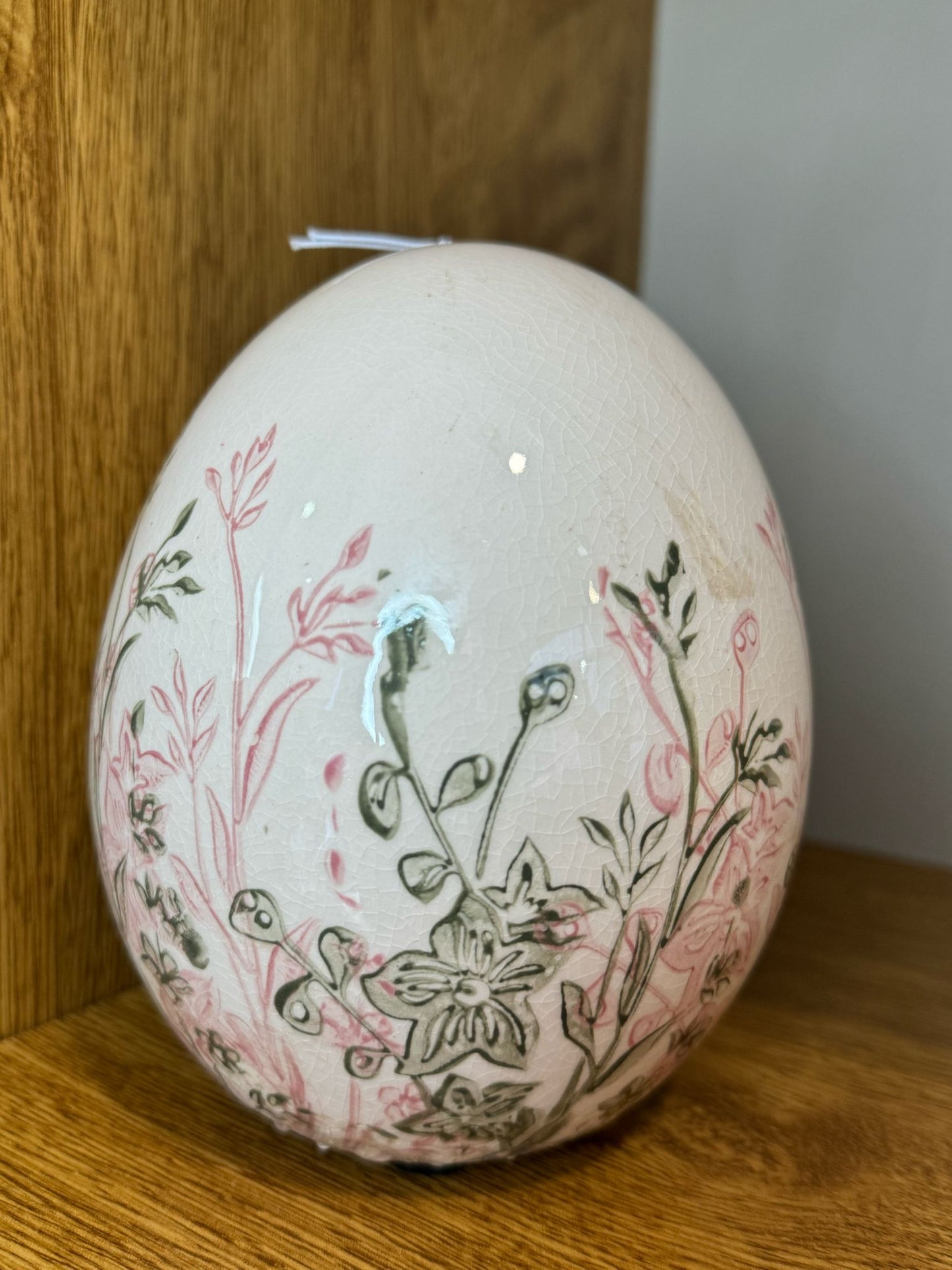 Uovo decorato con fiori bianco