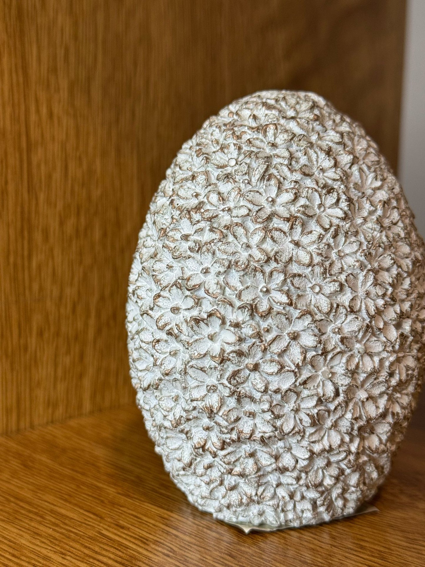 Uovo bianco fiorato in resina