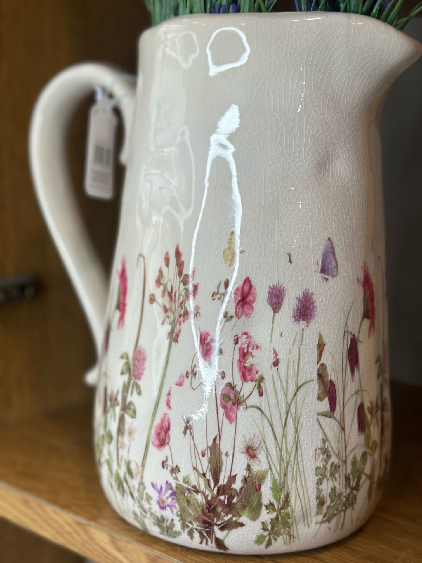 Cuore bianco decorato con fiori in ceramica