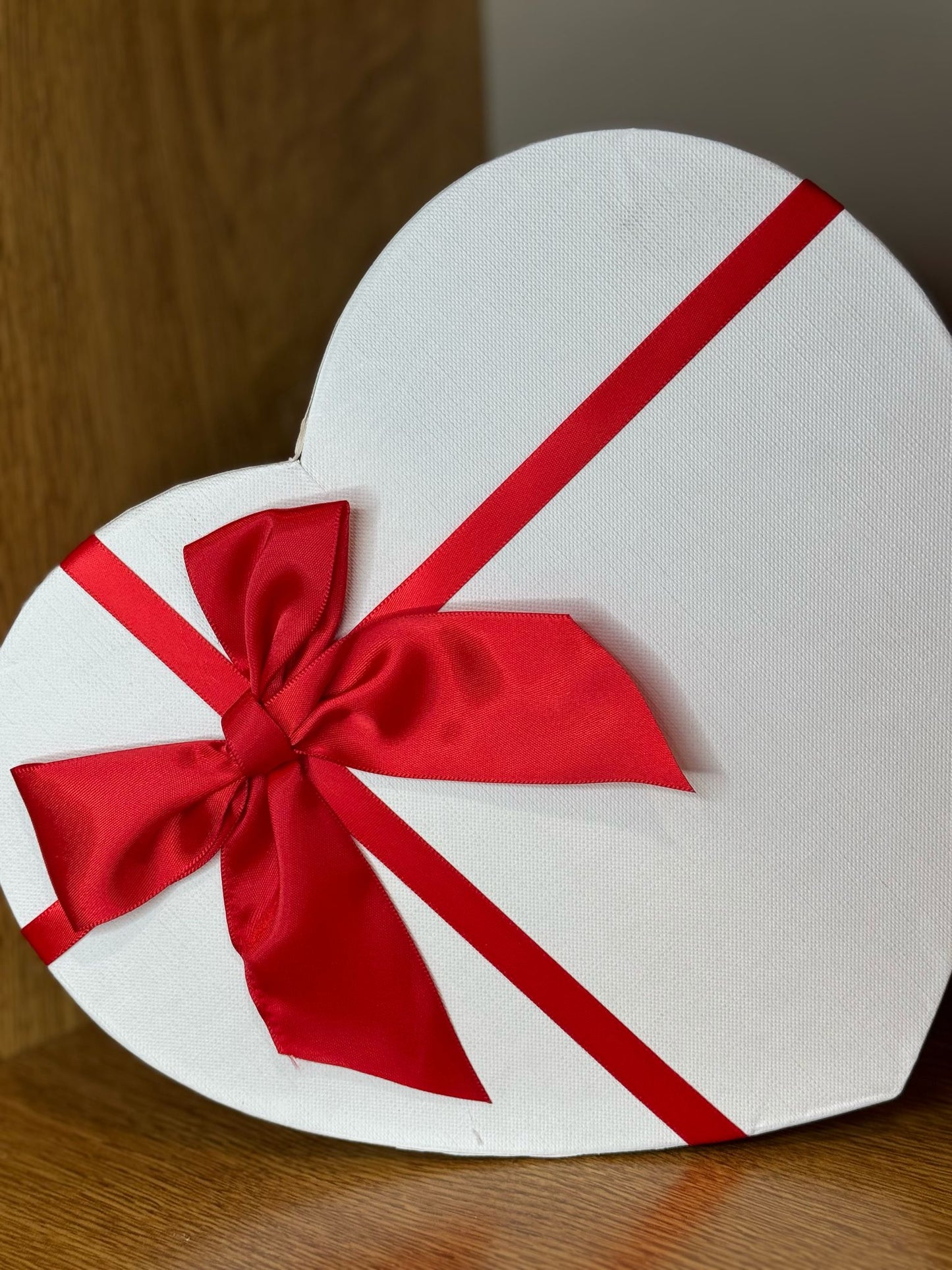 Scatola cuore bianco con fiocco rosso