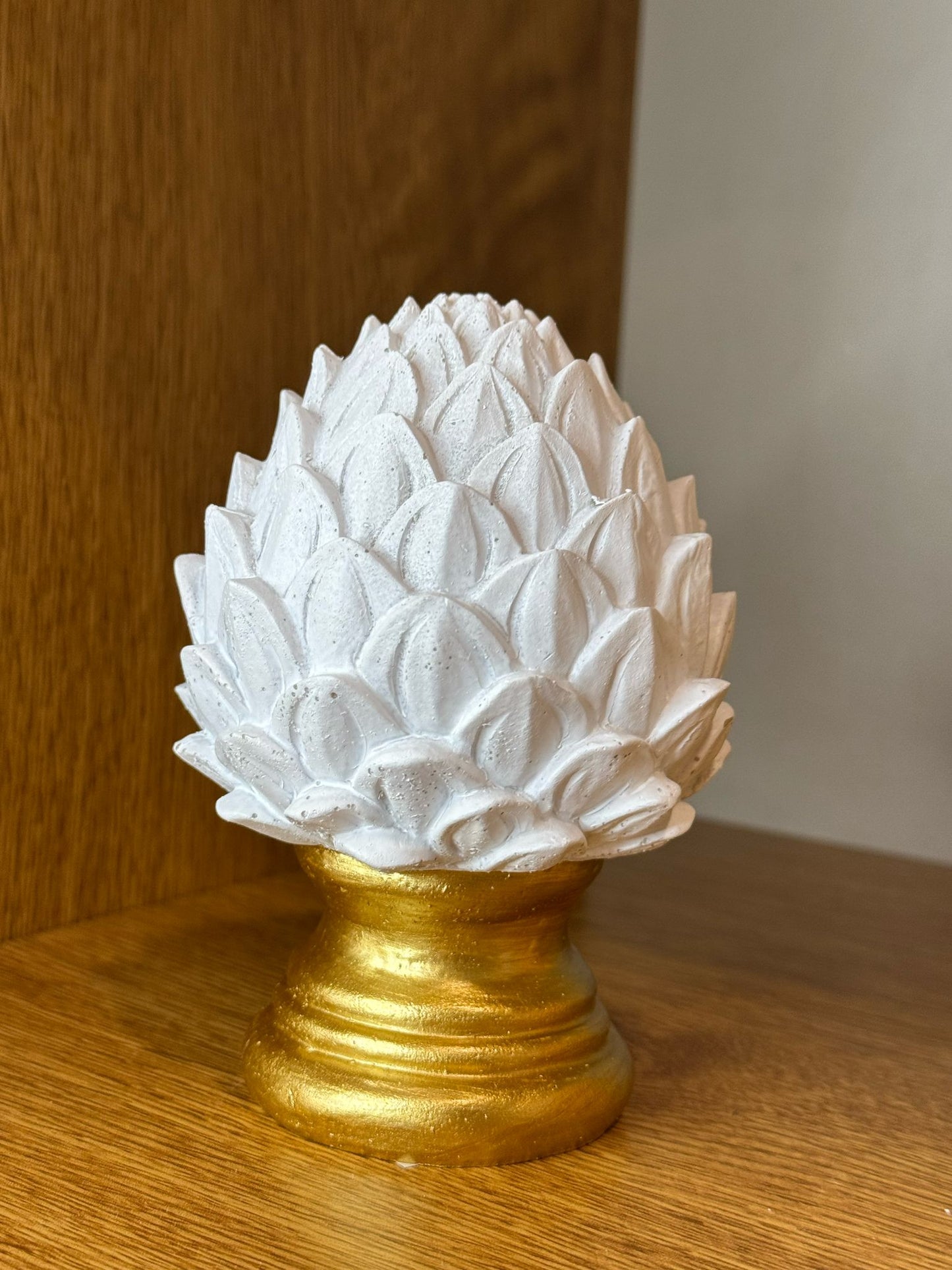 Pigna bianca con base oro