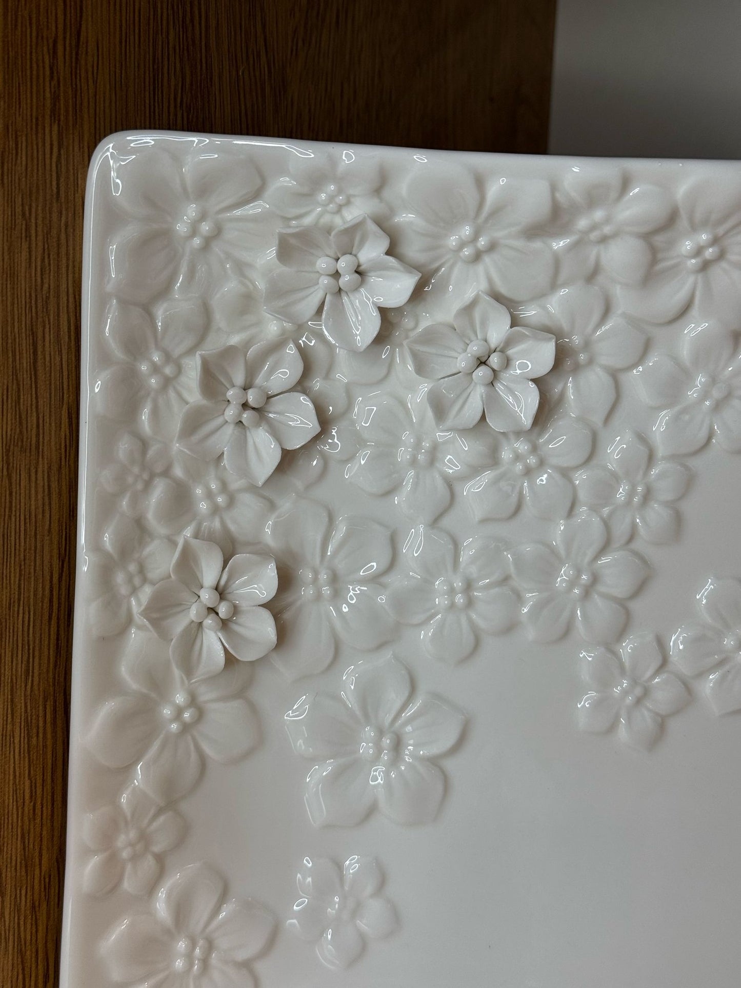 Vassoio bianco con decoro fiorato in ceramica 34,5cm| L'Arte di Nacchi