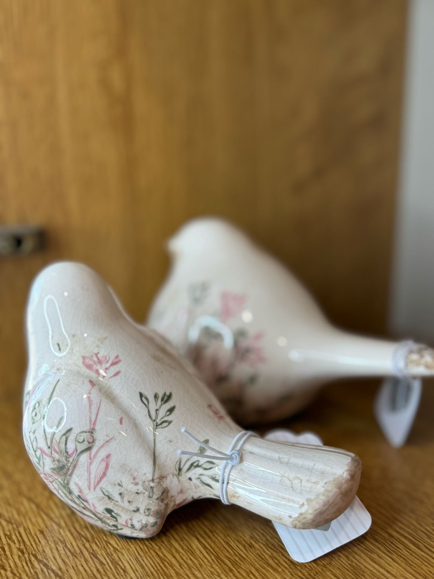 Uccellino bianco decorato con fiori