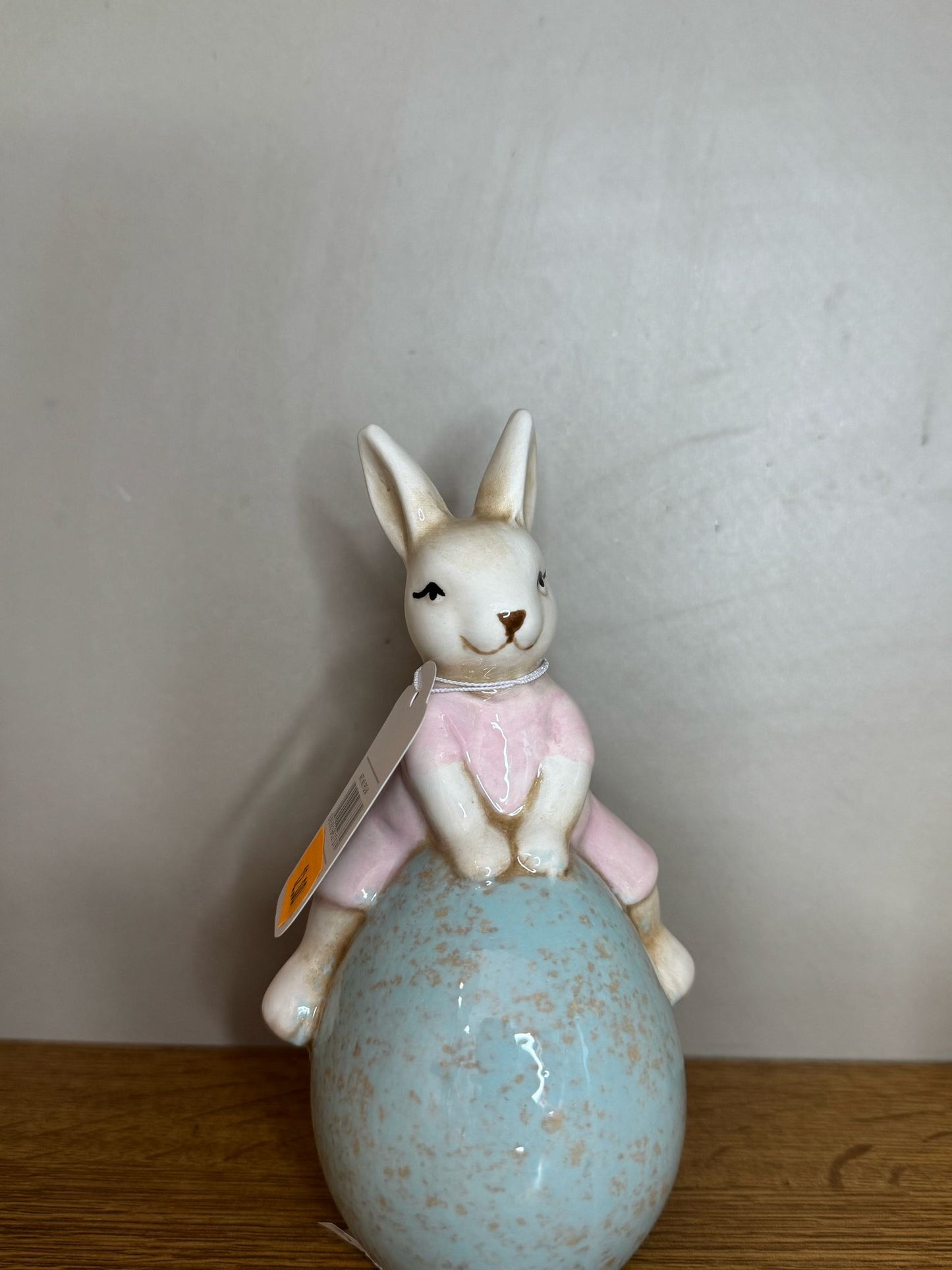 Coniglietta con uovo celeste