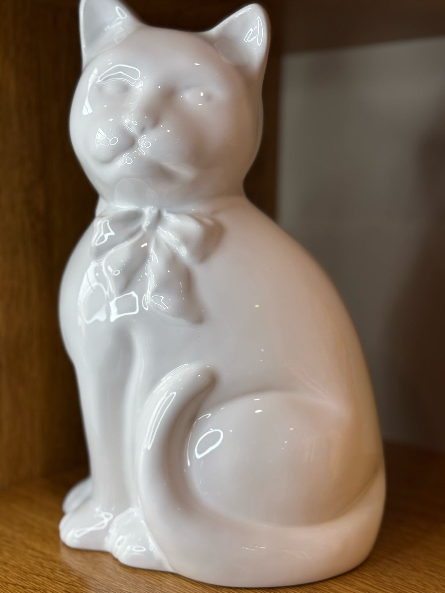 Gatto grande bianco in ceramica