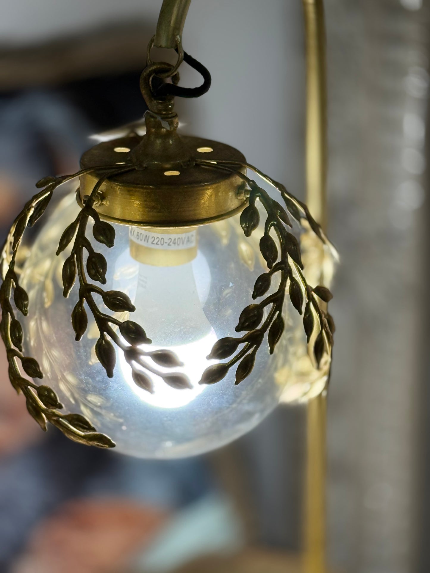 Lampada sfera con foglie dorate| Belda