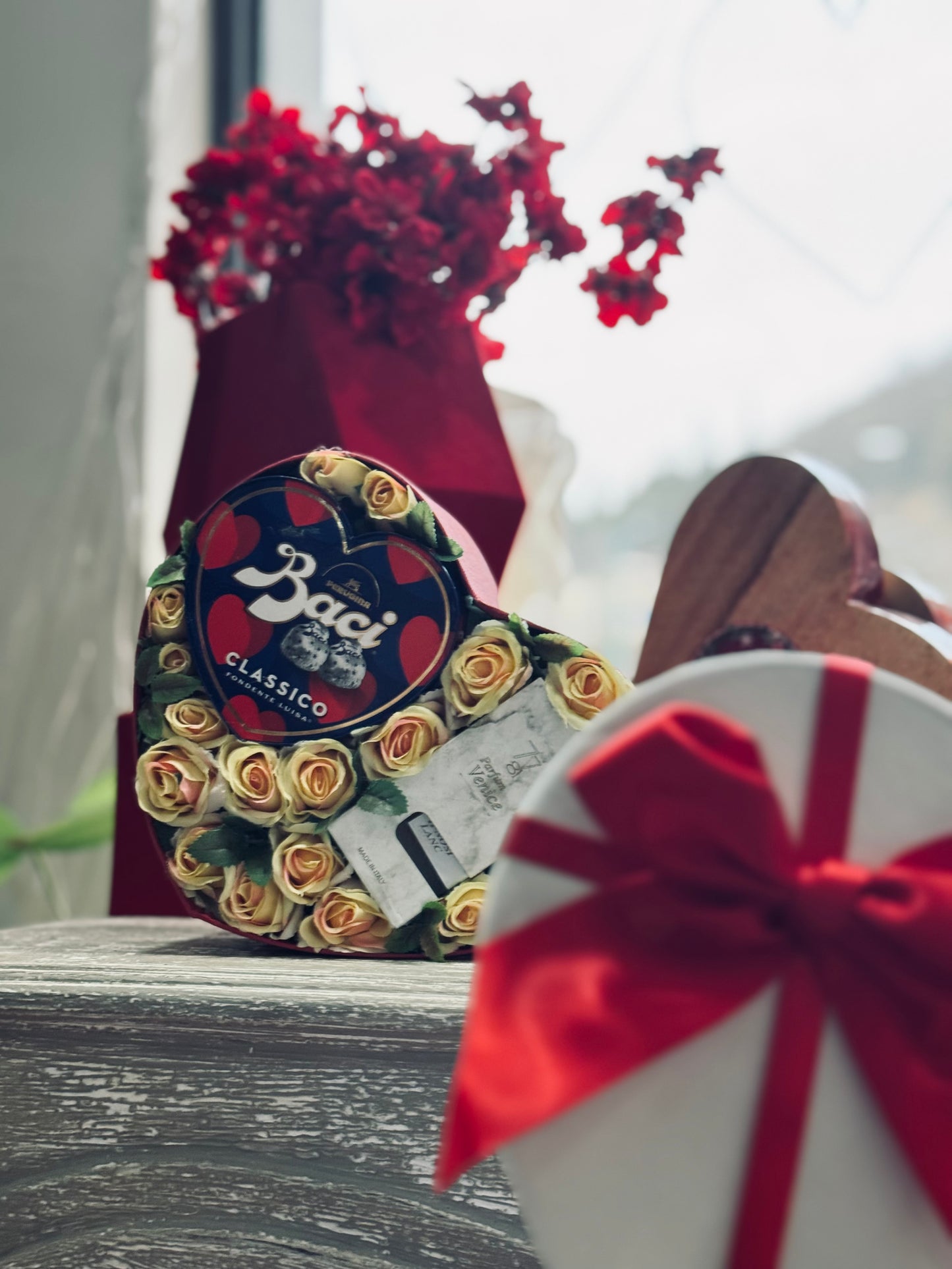 Scatola con cioccolata  Baci e profumo