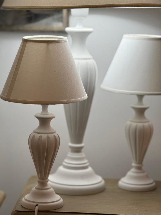 Tris lampade bianche in legno