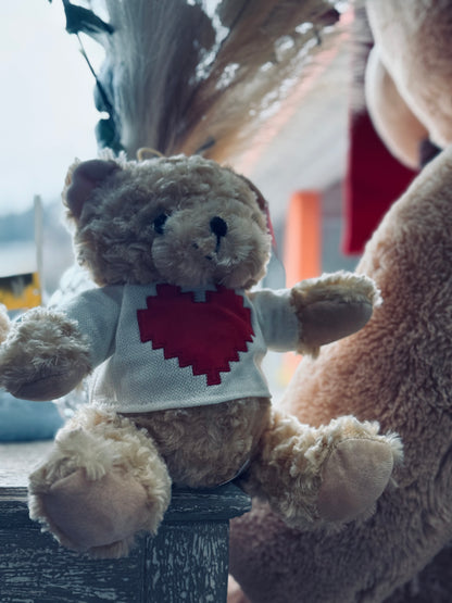 Peluche beige con maglioncino bianco e cuore 25cm