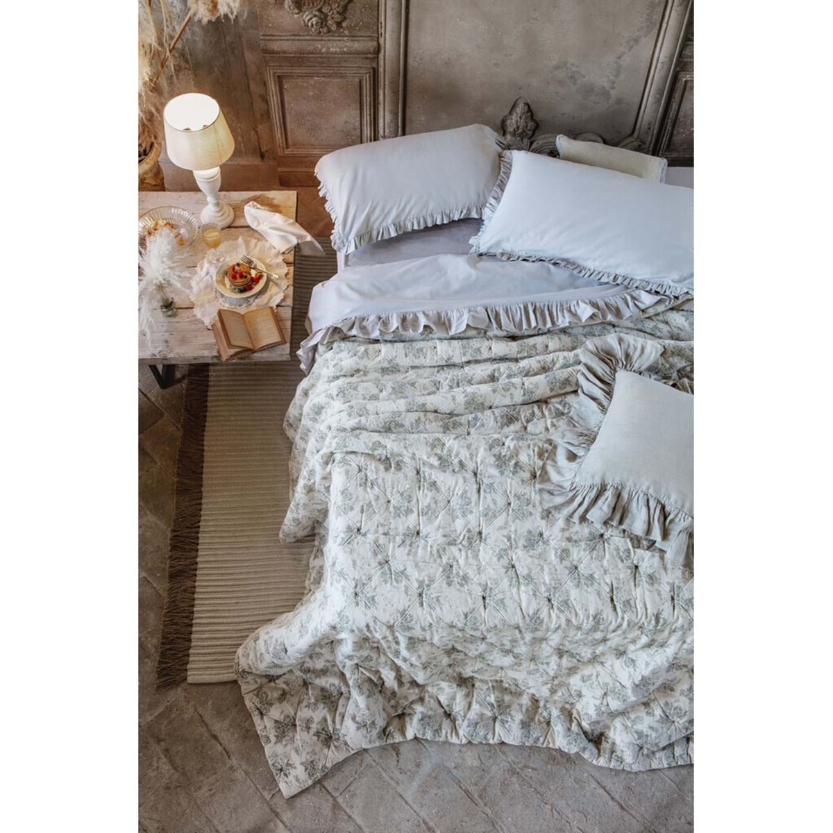 Fondo letto beige con fantasie floreali verdi