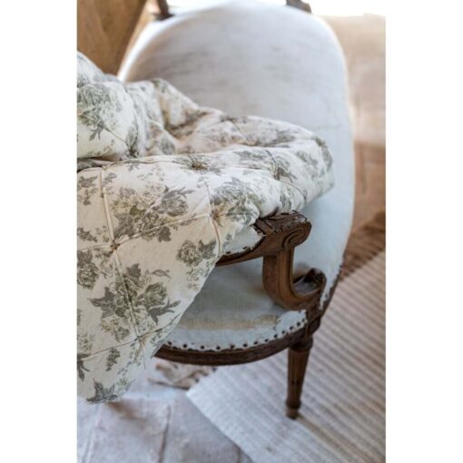 Fondo letto beige con fantasie floreali verdi