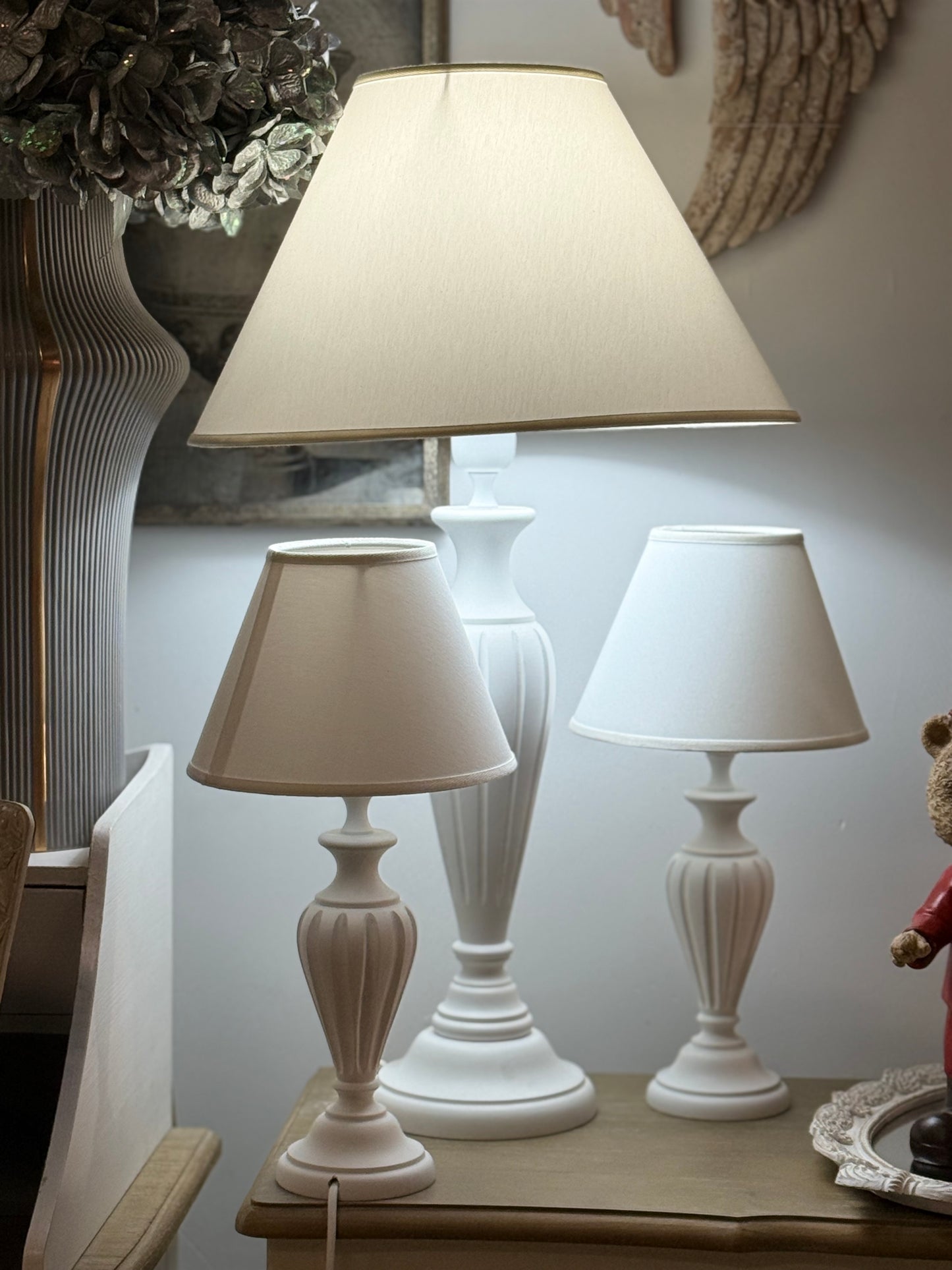 Tris lampade bianche in legno