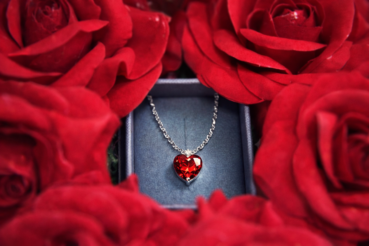 Scatola con rose e collana S’agapõ