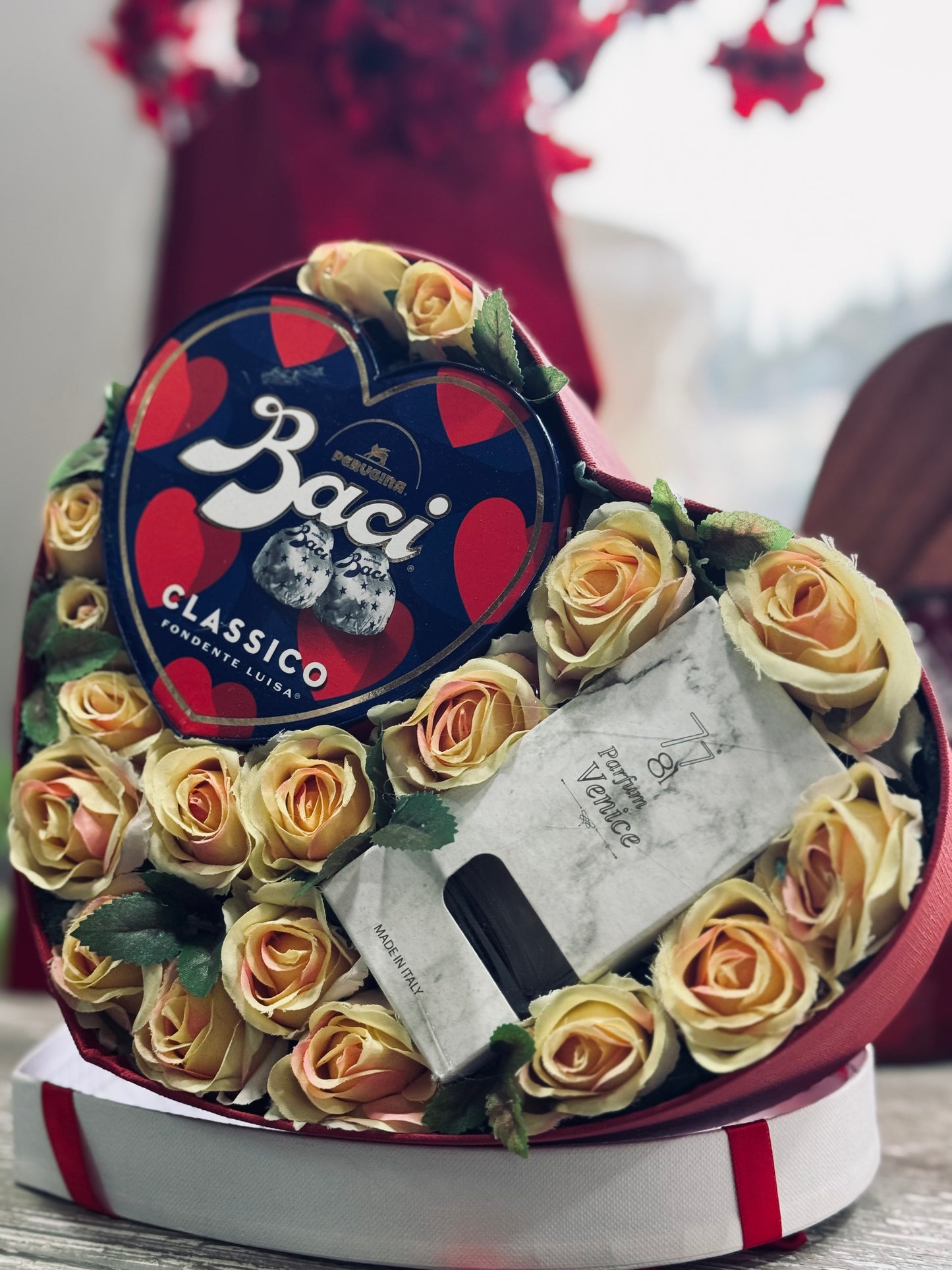 Scatola con cioccolata  Baci e profumo