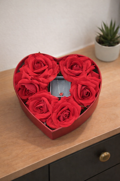 Scatola con rose e collana S’agapõ