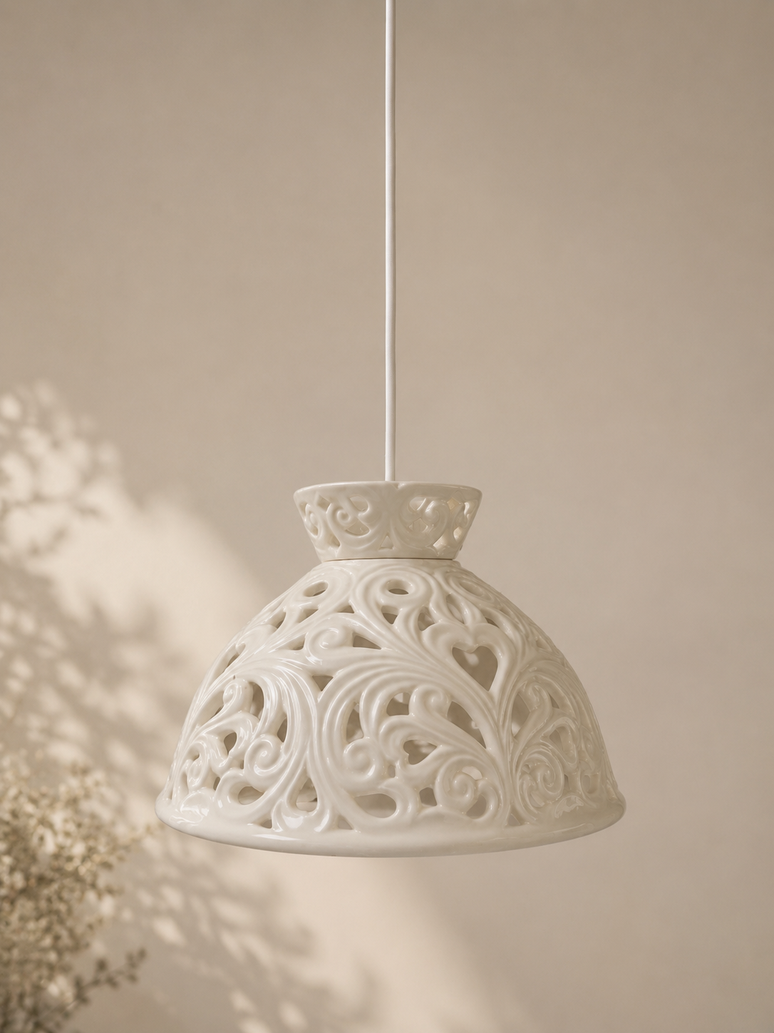 Lampadario in ceramica bianca traforata | L'Arte di Nacchi